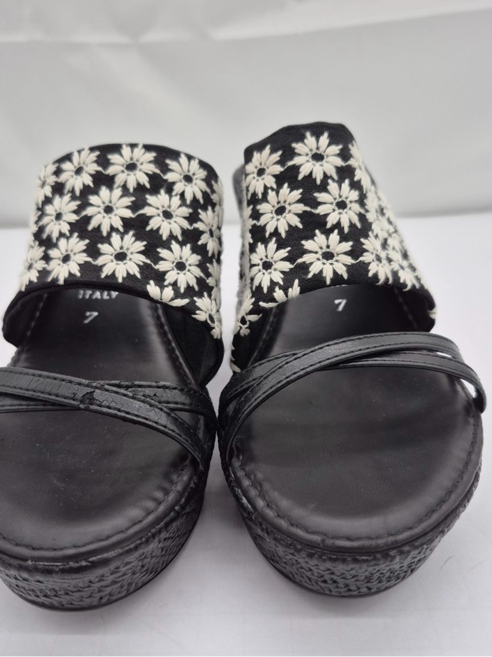 Italian Shoemakers Black Daisy Wedge Sandals Sz 7 Cottagecore Whimsygoth Stylish